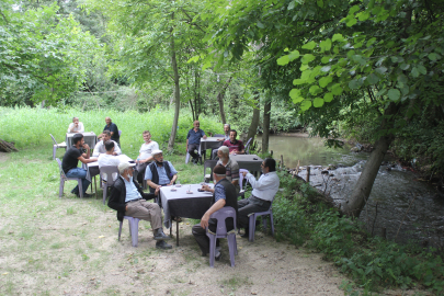 Köylüler açık havada dere kenarında çay keyfi yapıyor