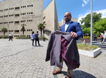 Avukat yanağından ısıran şahsın aldığı cezaya isyan etti