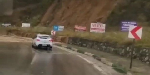 Bursa'da sağanak yağış sonrası yol çöktü