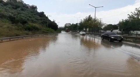 Bursa-İstanbul yolu sular altında kaldı
