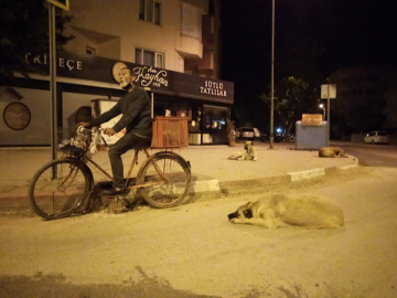 Sabah hurda topluyor, gece sokak hayvanlarını besliyor