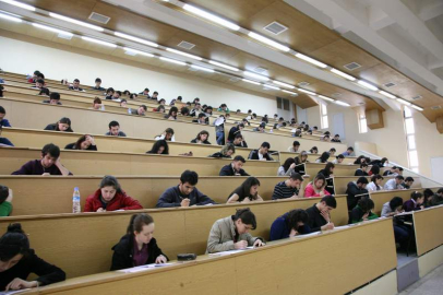 Vakıf üniversiteleri, öğrencilerin diplomalarına mı çöküyor?