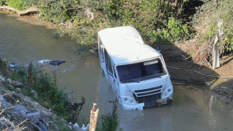 Virajda kontrolden çıkan servis midibüsü dereye uçtu