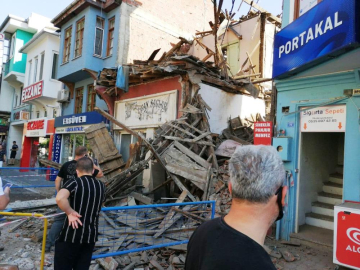 Bursa’da tarihi bina çöktü