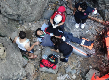 Uludağ’da kayalıklara düşen genç, 5 saat sonra kurtarıldı