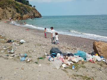 Duyarsız vatandaşlar Mudanya sahillerini çöplüğe çevirdi