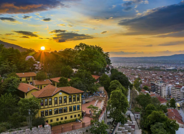 Bursa'nın tarihi Sümbüllü Bahçesi yeniden kapılarını açtı