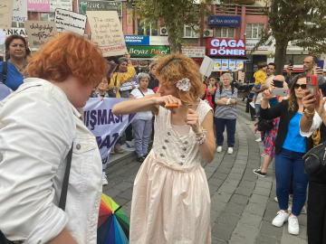 Bursa'da kadınlar Masha Amini için bir araya geldi: Kadınlar biat etmeyecek!