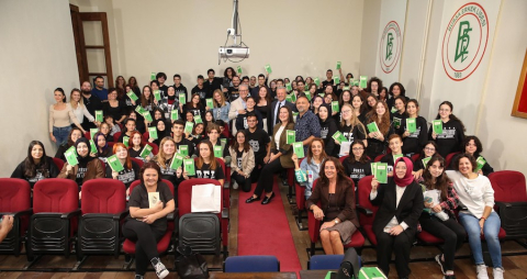 Yekta Kopan Sait Faik'in "İpekli Mendil"ini okudu