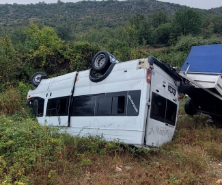 Bursa'da minibüs şarampole yuvarlandı