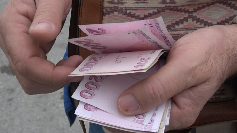 Bursa'da yolda bulduğu para dolu çantayı karakola teslim etti 