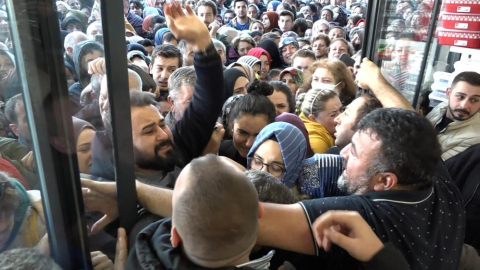 Bursa’da alışveriş çılgınlığı! Birbirlerini ezdiler