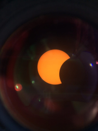 Kendi yaptığı teleskopla çocuklara güneş tutulmasını izletti