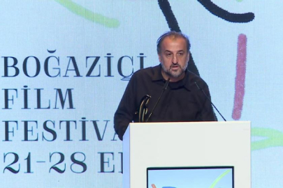 Yönetmen Özcan Alper, ödülünü TTB Başkanı Şebnem Korur Fincancı'ya ithaf etti