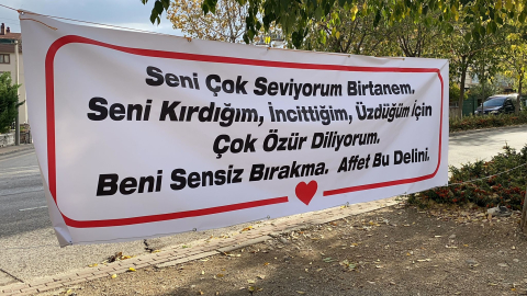 Bursa'da eşine kendisini affettirmek için pankart astı: Affet bu delini...