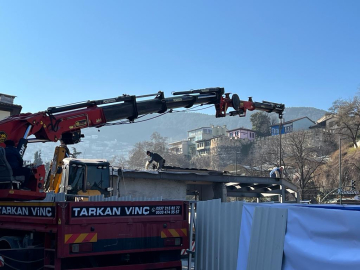 Haberimiz sonuç verdi: Zafer Plaza'nın kaçak inşaatı yıkılıyor!