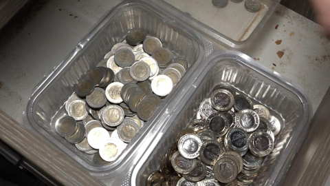 Bursa'da PTT önünde bozuk para için sıraya giriyorlar