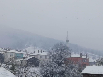 Nisan ayının ortasında Uludağ'a kar yağdı