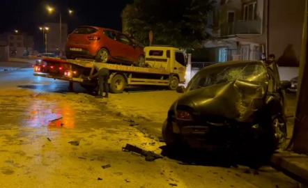 Bursa'da 2 otomobil kafa kafaya çarpıştı: 4 yaralı