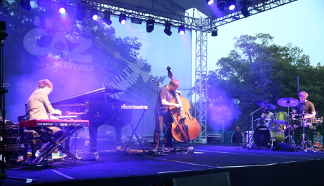 Bursa'da GoGo Penguin caz tutkunları ile buluştu