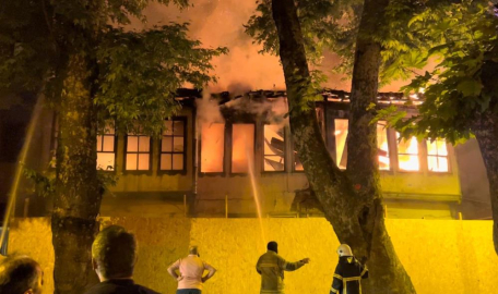 Bursa'da tarihi bina yandı