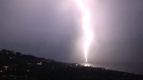 Bursa'da geceyi şimşekler aydınlattı