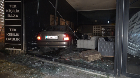 Bursa'da kontrolden çıkan araç mobilya dükkanına girdi