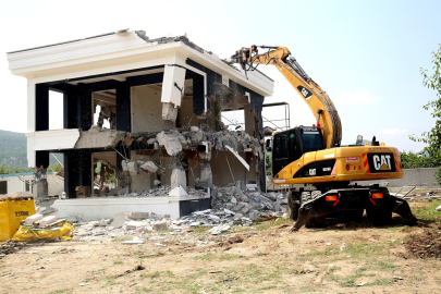Nilüfer Belediyesi, tarım alanı içine yapılan kaçak lüks binayı yıktı 