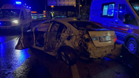 Bursa'da otomobil kontrolden çıkarak bariyerlere çarptı: Çok sayıda yaralı var