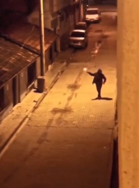 Burası Bursa: Şehrin ortasında sokakta havaya ateş eden maganda kamerada!