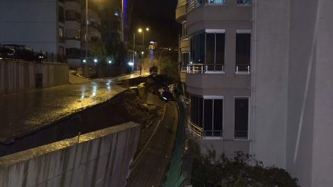 Bursa'nın Kestel ilçesinde istinat duvarı çöktü: 4 araç hasar gördü