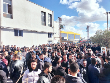 Özak Tekstil işçileri işten atılan arkadaşları için direnişe başladı