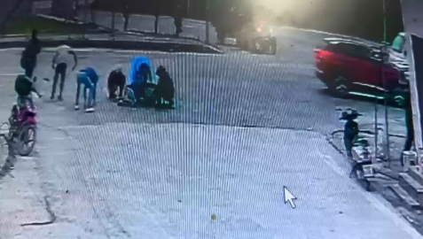 Bursa'da römorktan düşen zeytinleri toplamak için seferber oldular