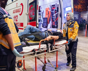 Bursa'da kafasına demir parçaları düşen işçi yaralandı