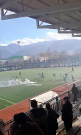 Bursa'da taraftarlar sahaya torpil ve meşale attı