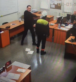 Kocaeli'de bulunan fabrikada patron, elindeki kağıtları işçinin suratına fırlattı