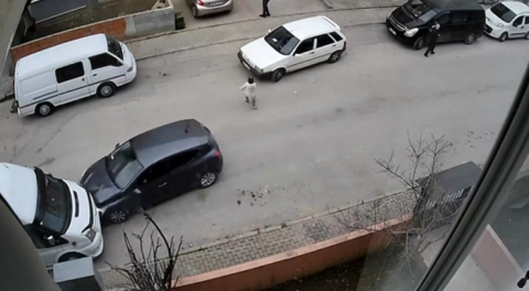 Bursa’da hayat kurtaran manevra kamerada: 5 yaşındaki çocuk, faciadan kıl payı kurtuldu