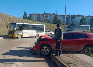 Bursa'da otobüs ile otomobil kafa kafaya çarpıştı: 1 yaralı