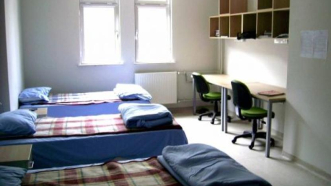 Beraber uyuyan depremzede ikizlerin 'eşcinsel' denilerek yurttan atılmak istediği iddia edildi