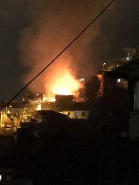 Bursa'da alev alev yanan ev küle döndü