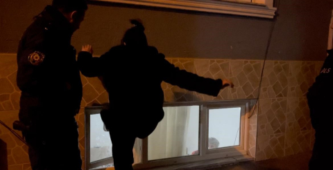 Bursa'da tarihi köprüden düşen genç ağır yaralandı  