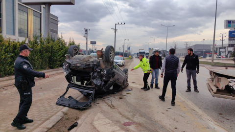 Bursa'da takla atarak karşı yöne geçen aracın sürücüsü yaralandı