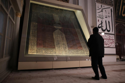 Ulu Cami'deki Kabe örtüsünün altın püskülleri kayıp