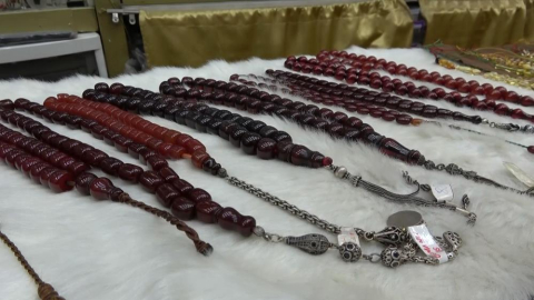 Balina kusmuğundan yapılan tespih Bursa'da 25 bin liraya satılıyor