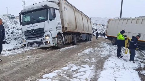 Bursa'da kar yağışı sonrası tırlar yolda kaldı