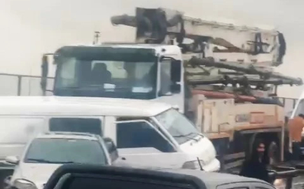 Bursa’da yağışlı havada duramayan kamyon zincirleme kazaya sebep oldu: Yaralı var