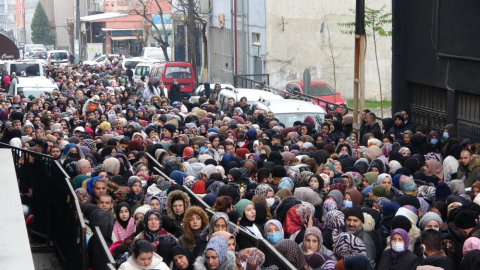 Bursa'da indirimli satış nedeniyle mağaza açılışında izdiham