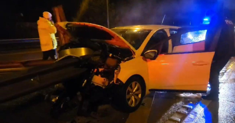 Bursa'da yağmurda kayan otomobil bariyerlere saplandı 