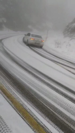 Uludağ yolu çarpışan otomobil pistine döndü!