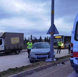 Bursa'da sürücüsünün kontrolünden çıkan otomobil 2 yayaya çarptı; 1'i bebek 4 kişi yaralandı